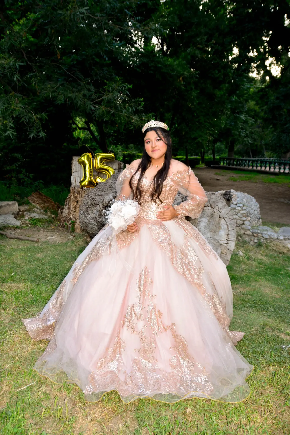 Ashley Mishel con vestido rosa y globos dorados